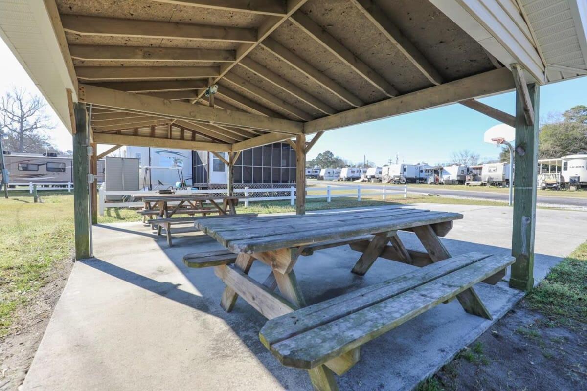 2Br Pet Friendly Home In Sneads Ferry With Parking المظهر الخارجي الصورة
